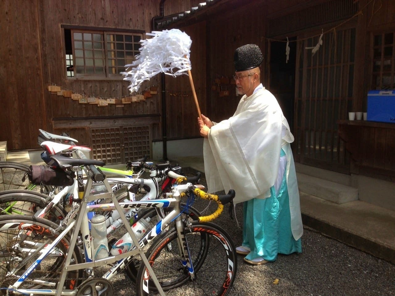 ロードバイクのお祓いをする自転車神主